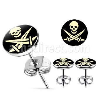 er196 par piercings oreja acero inoxidable logo calavera blanca espadas cruzadas fondo negro 10mm distribuidor