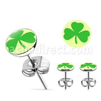 er236 par piercings oreja acero inoxidable logo trebol verde fondo blanco 7mm al por mayor